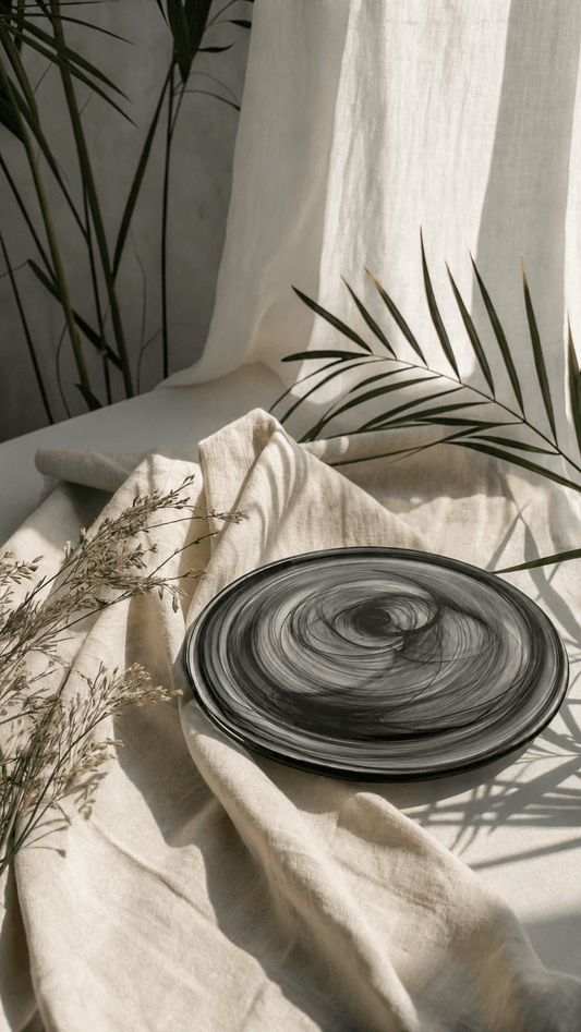 ArdaCam - Atlas Flat Round Plate - 32.5cm -  Black Alabaster - Glass